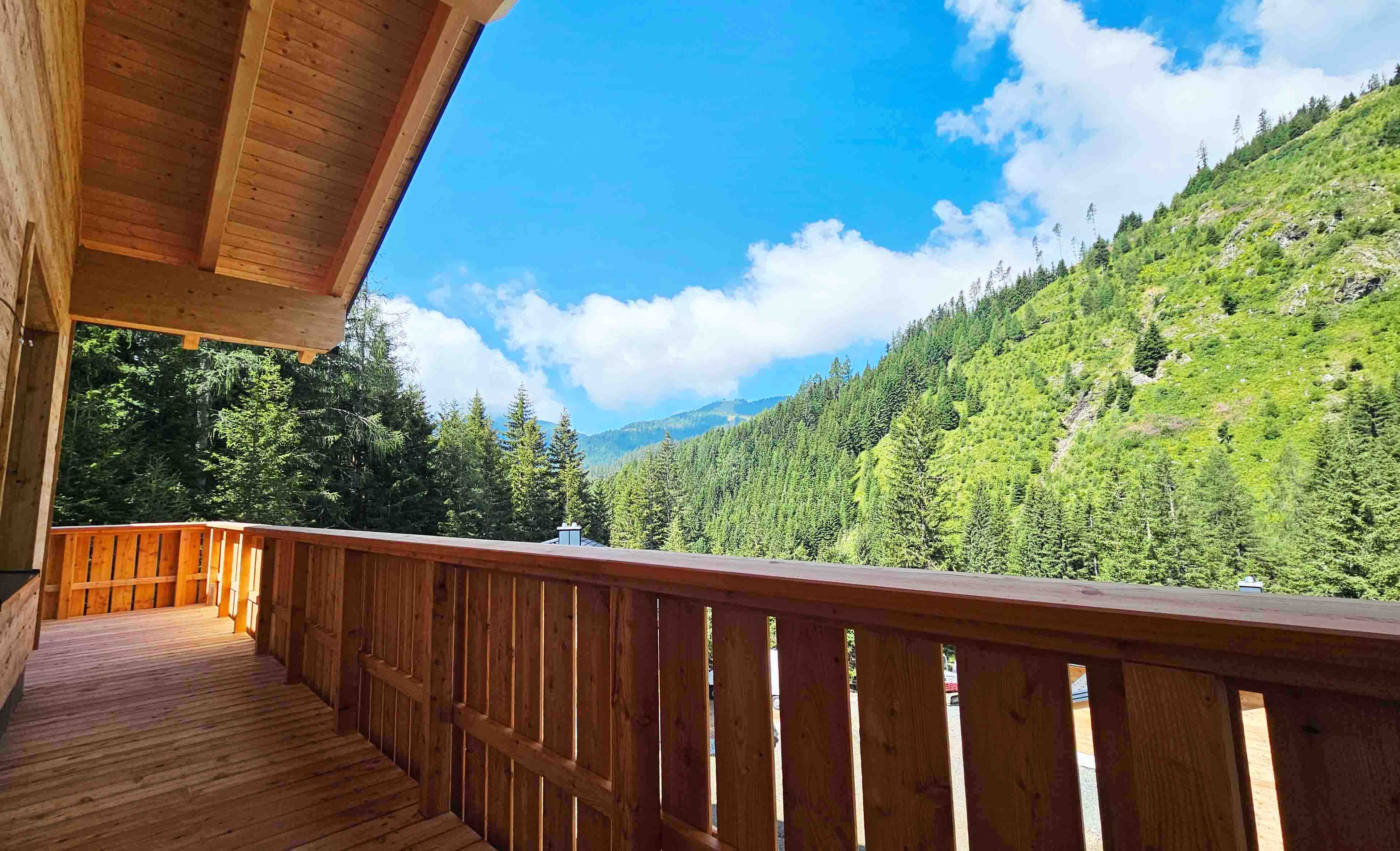 Balkon mit wundersch&ouml;nem Blick in die Natur